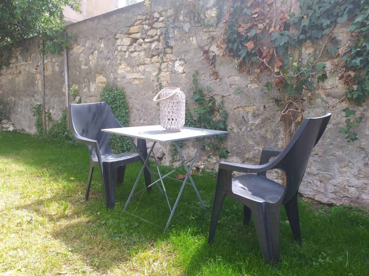 Les Volets Bleus - Deux Appartements Et Un Studio, Jardin Bourges Eksteriør billede